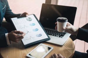 HMVOD视频(08103.HK)：25/26年中报股东应占亏损257.1万港元，同比收窄49.65%