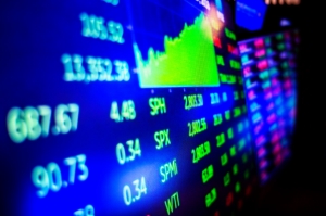 港股收盘丨三大指数高开低走、恒指收跌0.34%，固态电池、半导体等题材涨幅居前