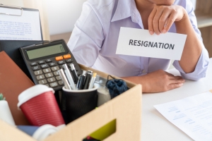 华营建筑(01582.HK)：行政总裁潘树杰退休辞任