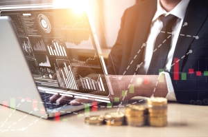 新時空丨港股收盤：三大指數震蕩上漲、恆指收漲0.55%，電氣設備、半導體等題材漲幅居前