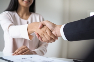 朗廷-SS(01270.HK)：公司祕書黃美玲辭任，李麗儀接任