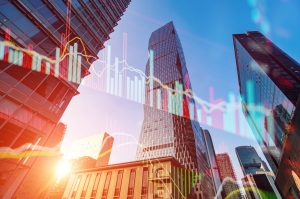 景順QQQ(03455.HK)盤中漲0.83%，平均價5618.325港元